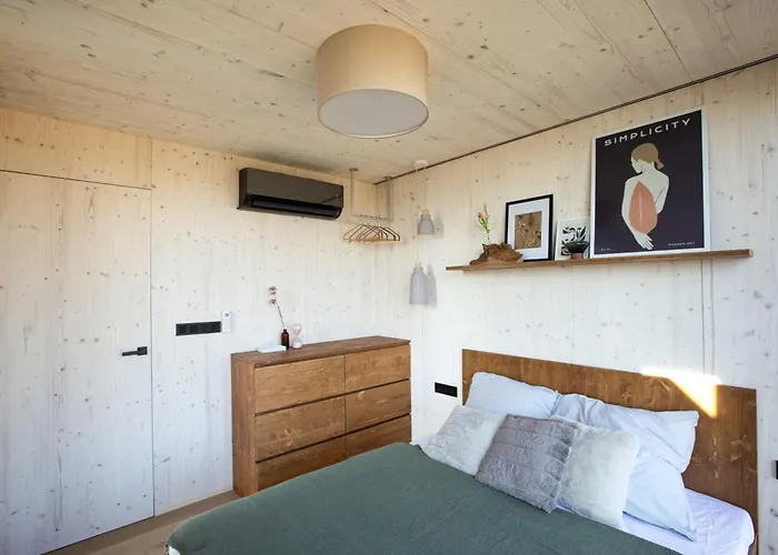 Glamping Jezeroooo Lipence مكان تخييم