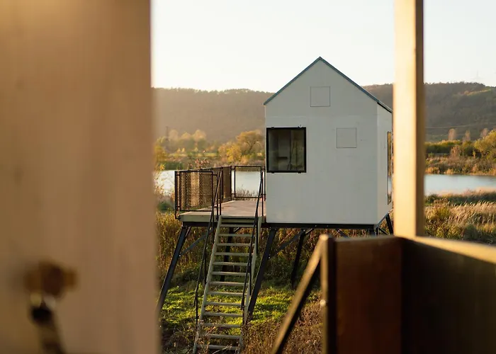 Glamping Jezeroooo Lipence مكان تخييم *