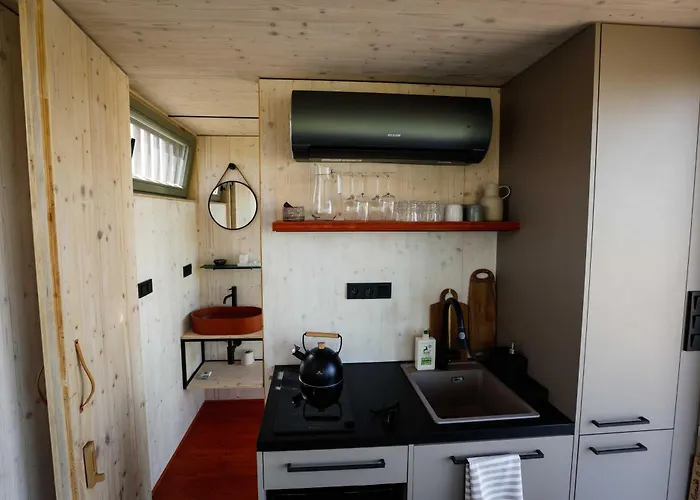 Glamping Jezeroooo Lipence مكان تخييم براغ
