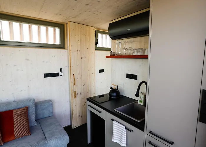 Glamping Jezeroooo Lipence مكان تخييم *