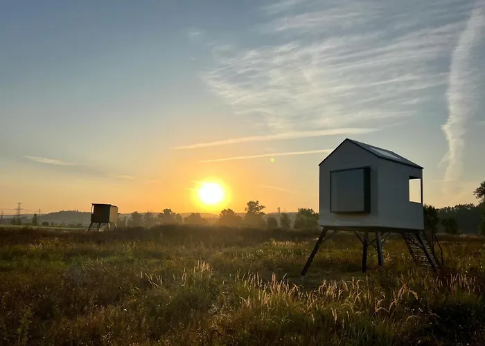 Glamping Jezeroooo Lipence مكان تخييم براغ