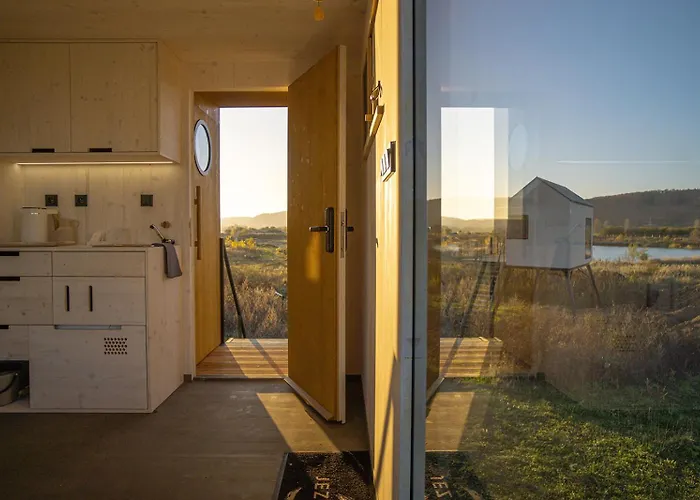 Glamping Jezeroooo Lipence مكان تخييم *